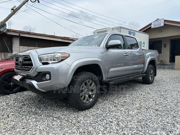 Toyota Tacoma SR 2018 Gray · Photo 2