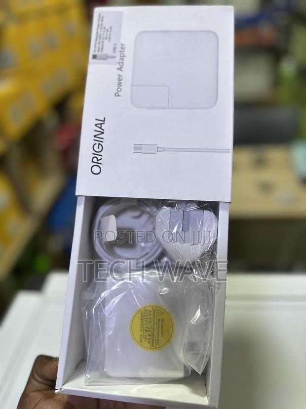 Macbook Pro 61watts Adapter · Photo 2