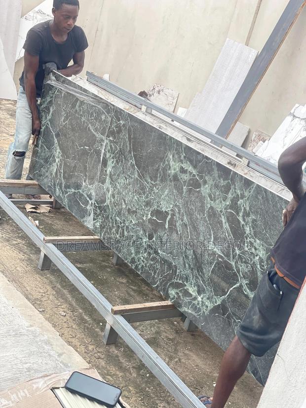 Green Marble-Effect Sintered Stone – Bold Luxury Interiors · Photo 1