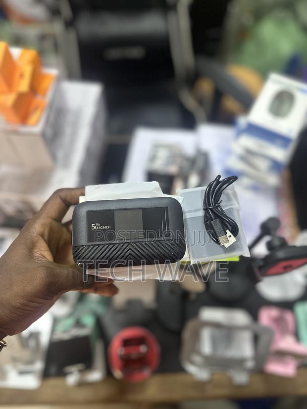 Universal Pocket Wifi and Power Bank · Photo 3