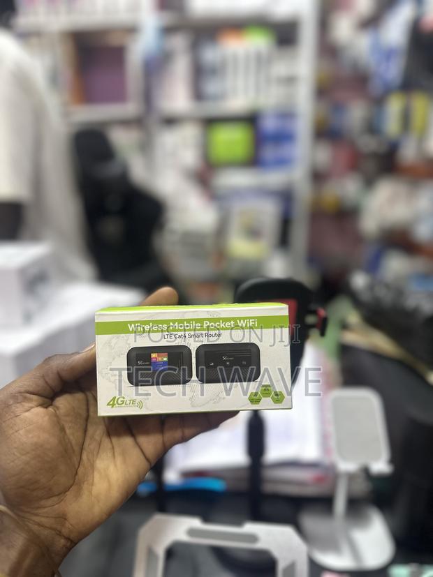 Universal Pocket Wifi and Power Bank · Photo 1