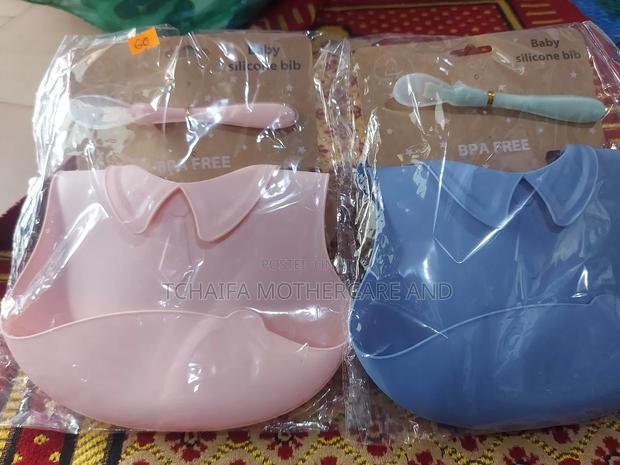 Little Alpaca Silicone Bib With Spoon · Photo 1
