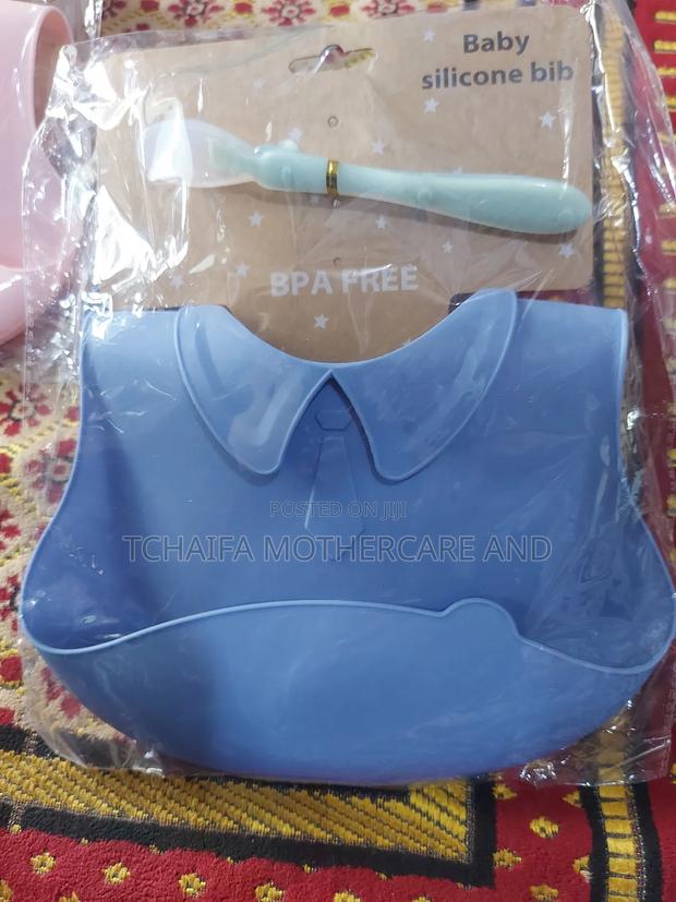 Little Alpaca Silicone Bib With Spoon · Photo 2