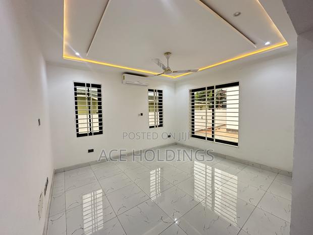 3bdrm Townhouse / Terrace in School Junction, Ashaley Botwe for rent · Photo 3
