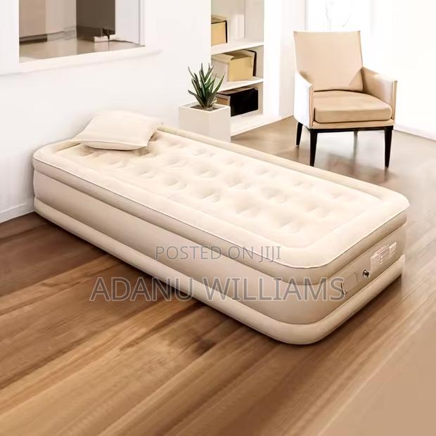 Quality Raise Single Size Air Mattress With Built-in Pump · Photo 1