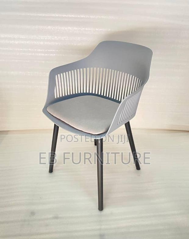 Hard Plastic Garden Chair · Photo 1
