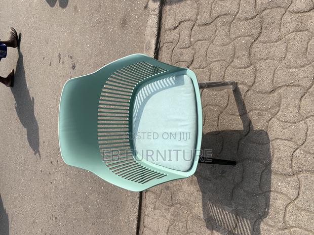 Hard Plastic Garden Chair · Photo 3