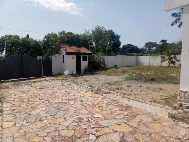 18bdrm House in Tema Community10 for sale · Photo 5