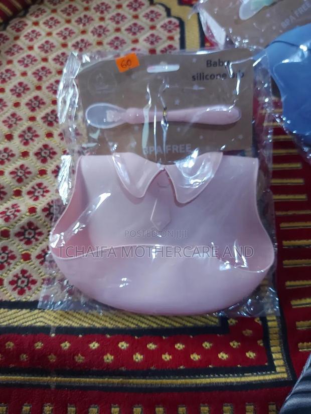 Little Alpaca Silicone Bib With Spoon · Photo 3