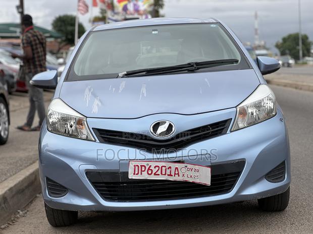 Toyota Vitz 2013 Blue · Photo 2