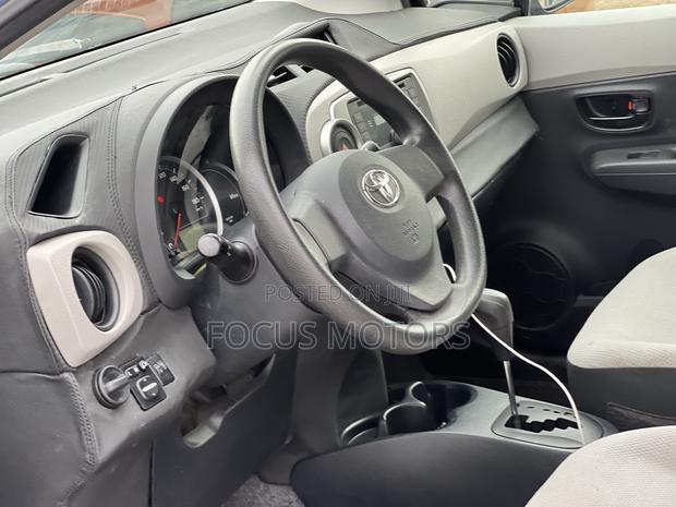 Toyota Vitz 2013 Blue · Photo 7