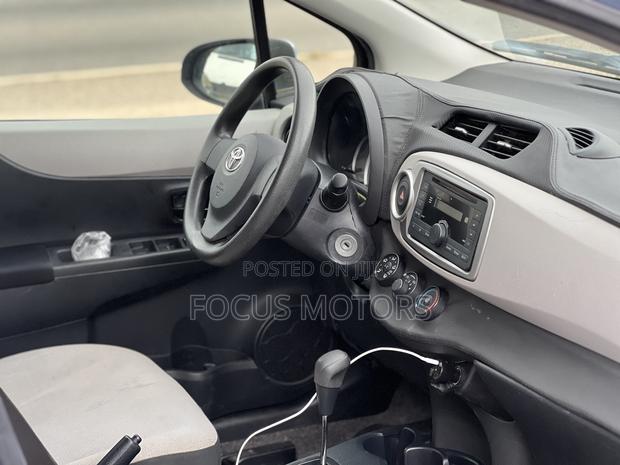 Toyota Vitz 2013 Blue · Photo 8