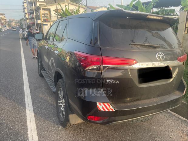 Toyota Fortuner 2.4 D RWD 2021 Black · Photo 3