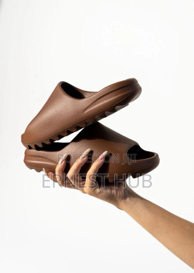 Adidas Yeezy Slide · Photo 2