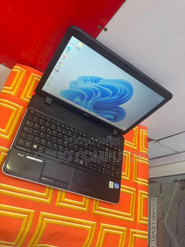 Laptop Fujitsu Lifebook A531 4GB Intel Core I3 HDD 500GB · Photo 1