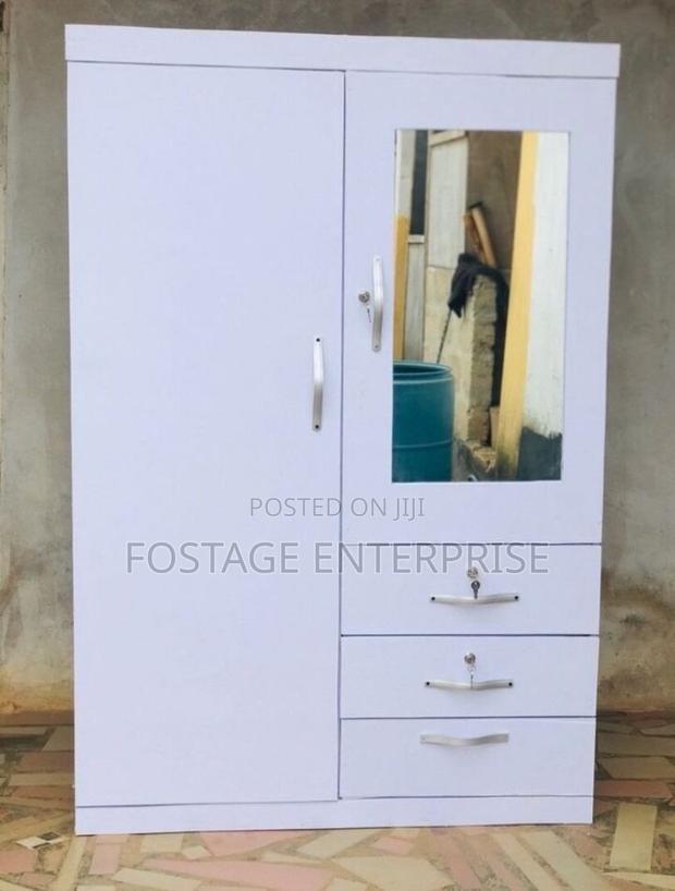 Neatly Designed Wardobe With Drawers · Photo 1