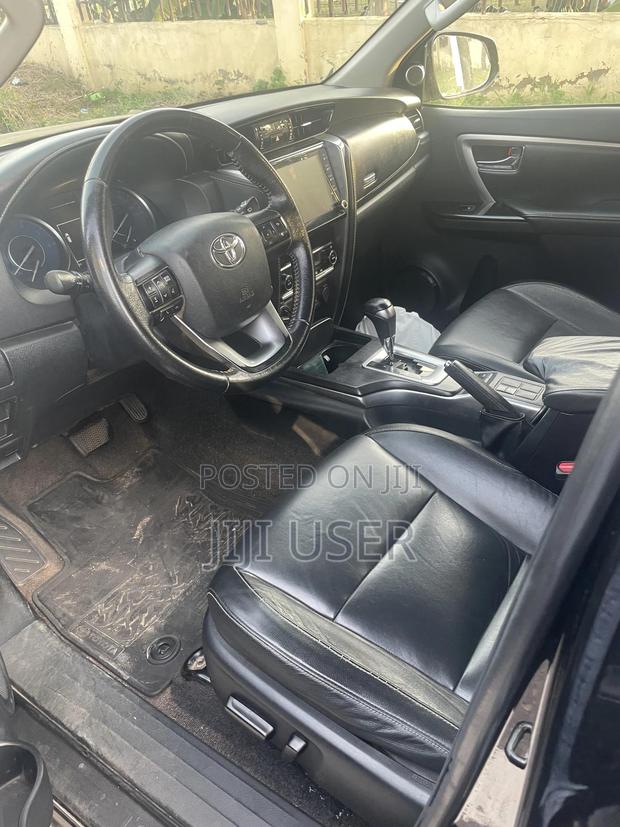 Toyota Fortuner 2.4 D RWD 2021 Black · Photo 2