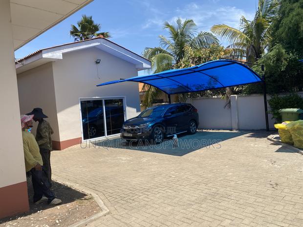 Neat Carport for Cars · Photo 2