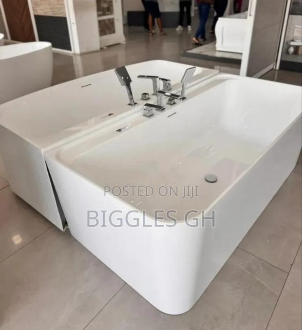 Bathtub With Shower Handles · Photo 1