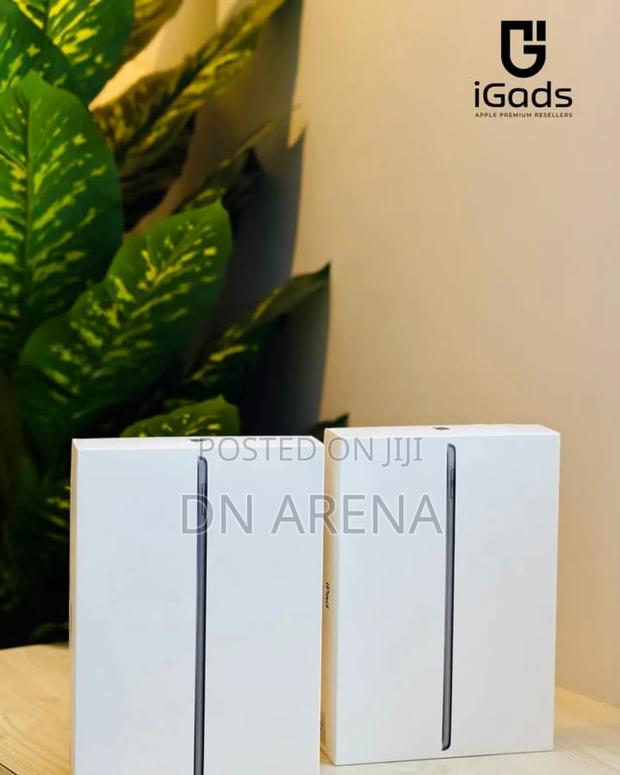 Apple iPad 9.7 32 GB Gray · Photo 2
