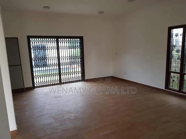 Furnished 4bdrm House in Community 25, Tema Metropolitan for sale · Photo 3
