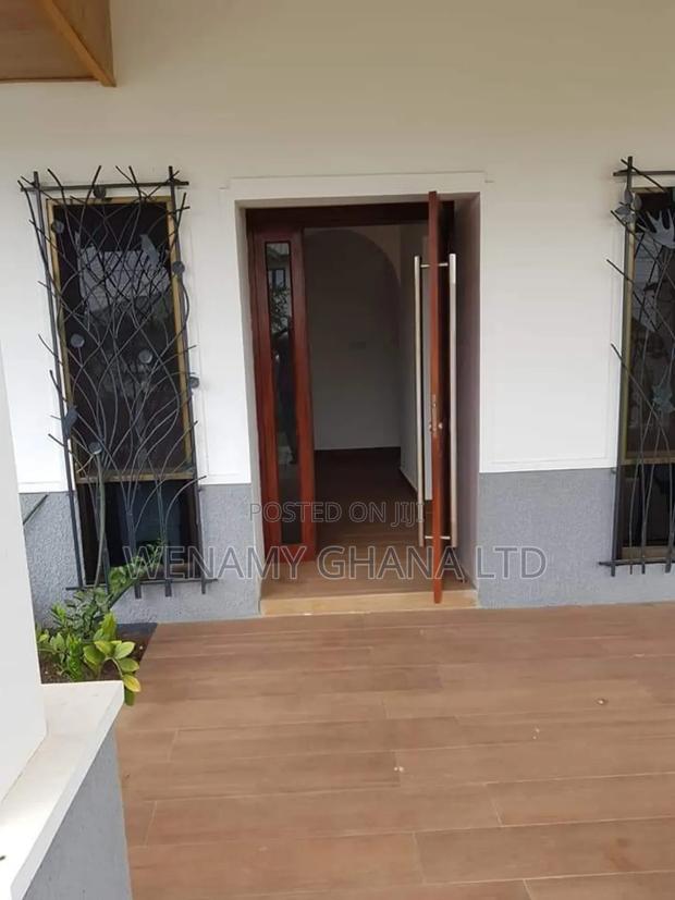 Furnished 4bdrm House in Community 25, Tema Metropolitan for sale · Photo 4
