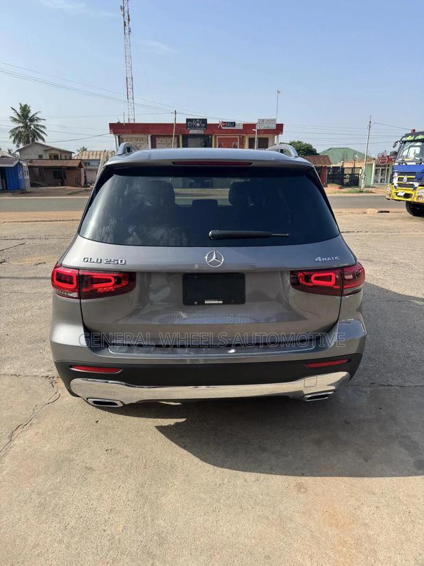 Mercedes-Benz GLB-Class GLB 250 4MATIC 2020 Gray · Photo 5