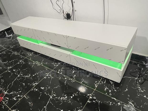 Clear Finish High Gloss Tv Stand in White With Led Lighting · Photo 1