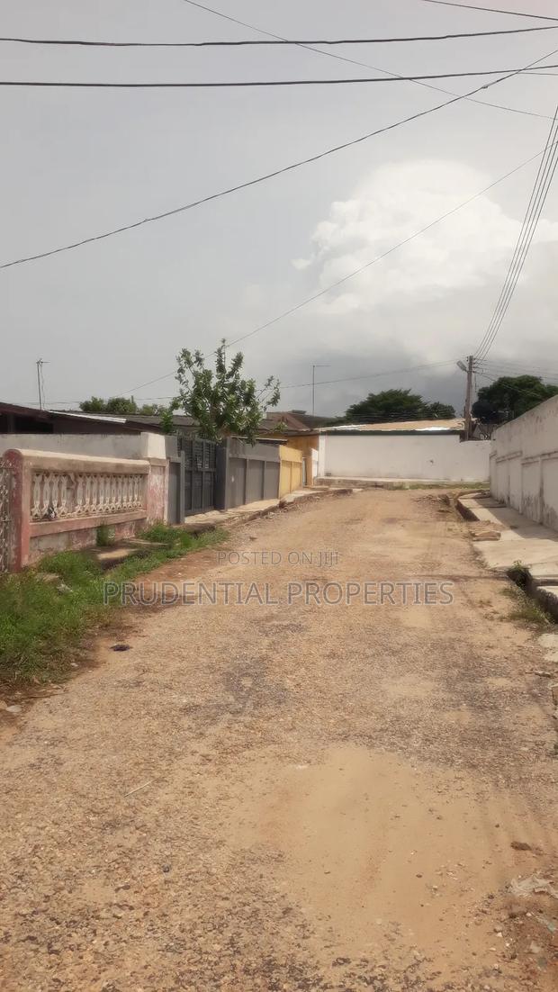3bdrm House in Awudome Estate for sale · Photo 3