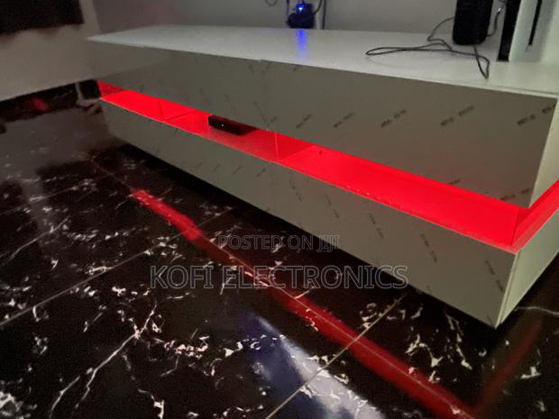 High Gloss Tv Stand in White With a Touch of Ambiance · Photo 1