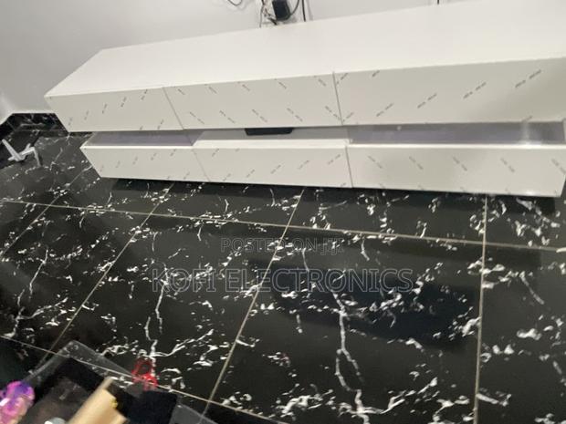 High Gloss Tv Stand in White With a Touch of Ambiance · Photo 2