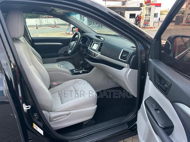 Toyota Highlander LE 2019 Black · Photo 2