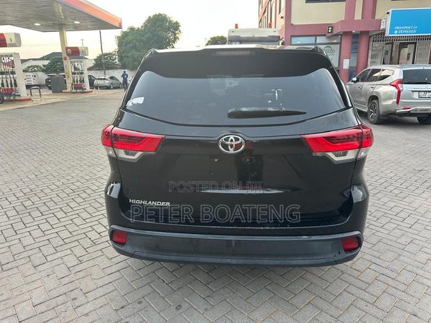 Toyota Highlander LE 2019 Black · Photo 6