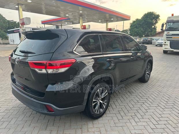 Toyota Highlander LE 2019 Black · Photo 7