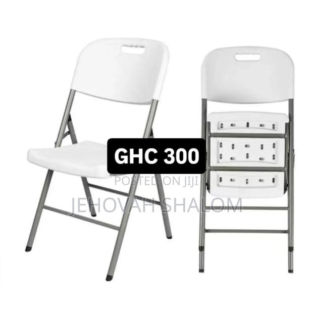 White Foldable Chair · Photo 1