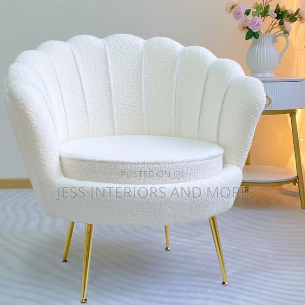 Accent Chair (Shell -Shaped) White · Photo 1