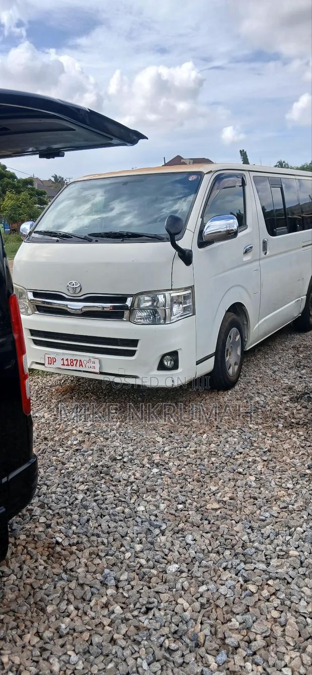 Toyota HiAce 2012 White · Photo 1
