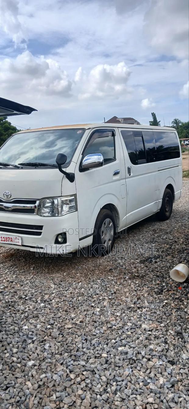 Toyota HiAce 2012 White · Photo 2