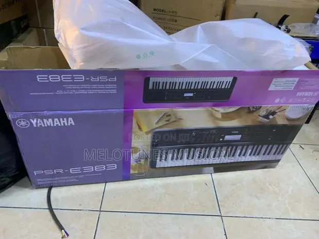 Yamaha PSR-383 61-Key Keyboard · Photo 1