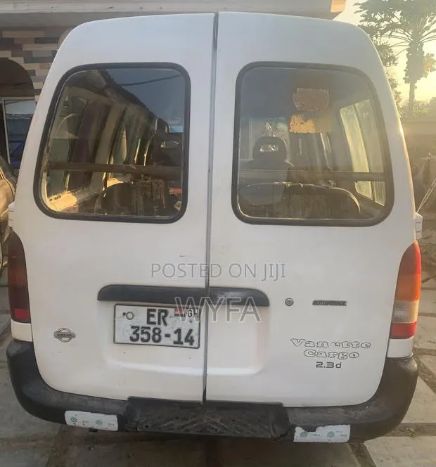 Nissan Serena 2000 White · Photo 1