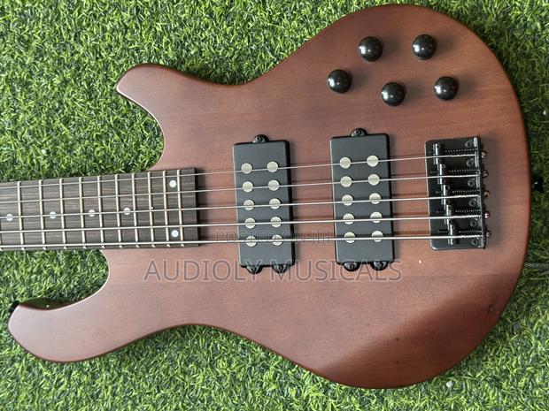 Ibanez Active Bass Guitar (Black Red) · Photo 2