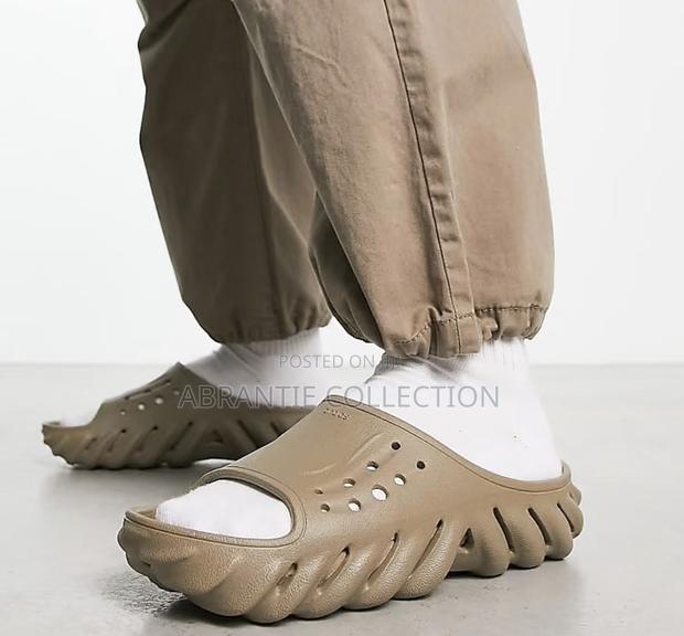 Unisex Crocs Echo Slides Brown · Photo 2