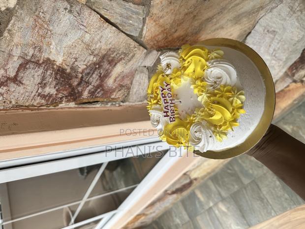 Beautiful One Layer Yellow Frosting · Photo 1