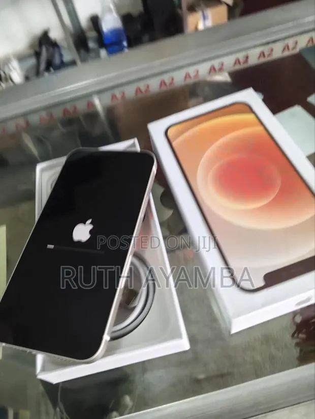 New Apple iPhone 12 64 GB Silver · Photo 1