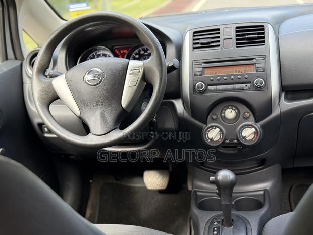 Nissan Versa 1.6 S 4dr Sedan (1.6L 4cyl 5M) 2014 Silver · Photo 3