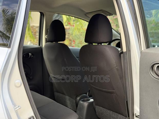 Nissan Versa 1.6 S 4dr Sedan (1.6L 4cyl 5M) 2014 Silver · Photo 4
