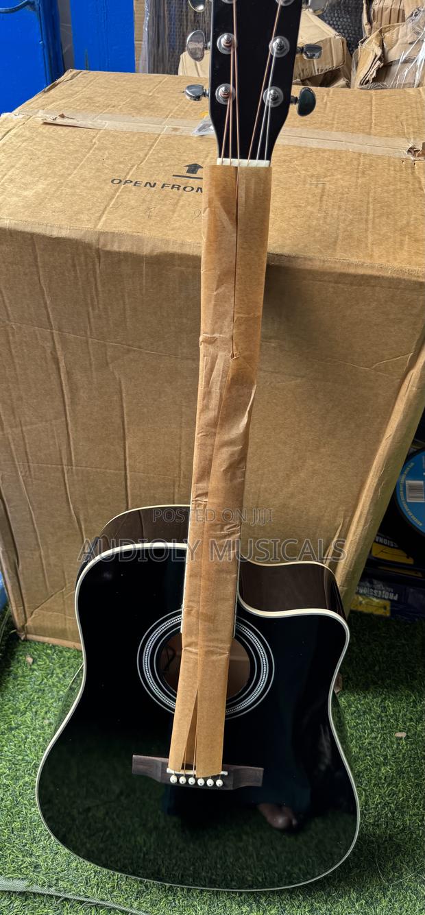 Yamaha Acoustic Guitar · Photo 2