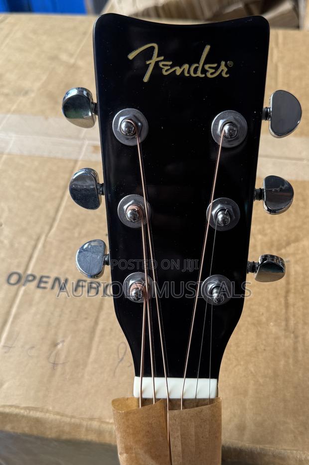 Fender Semi-Acoustic Guitar · Photo 7