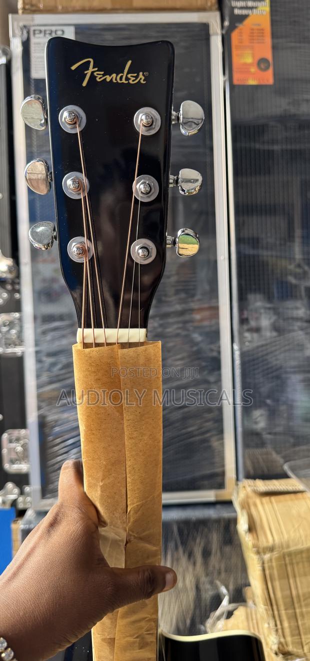 Fender Semi-Acoustic Guitar · Photo 5