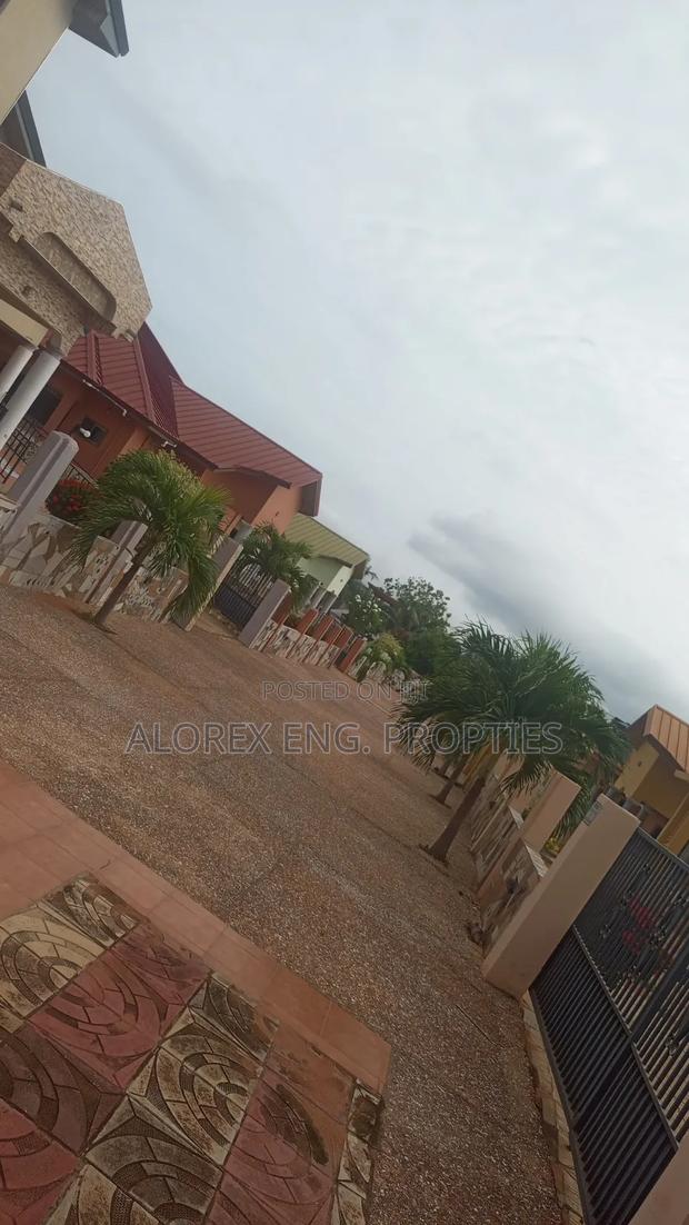 5bdrm Duplex in Gated Community, Oyarifa for rent · Photo 2